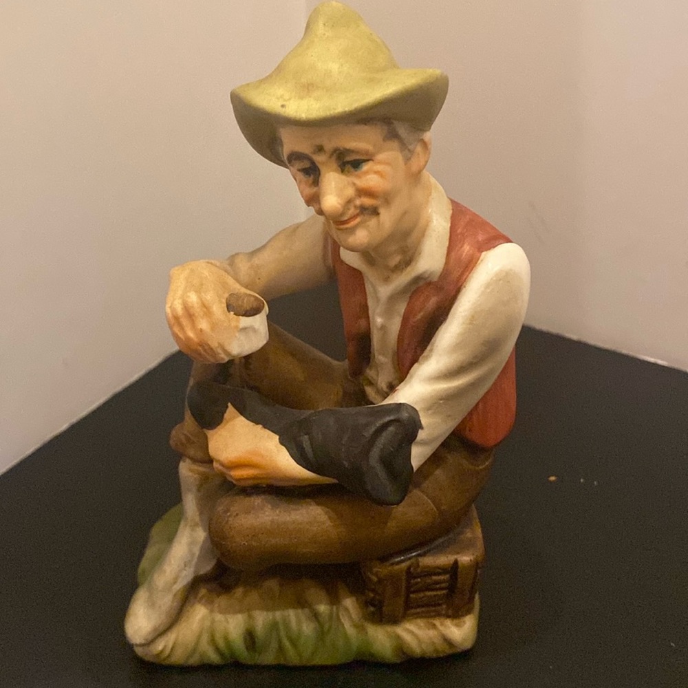 VTG Napcoware old man shoe shine ceramic figurine 3x5.25”